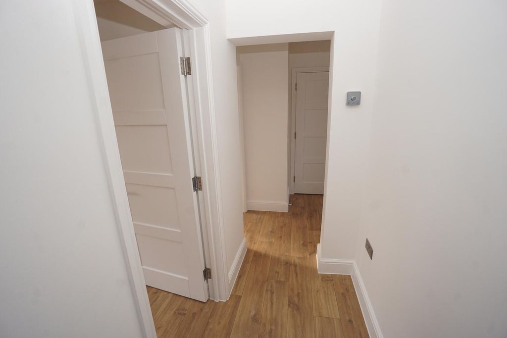 Property photo 2 of 7 Hallway