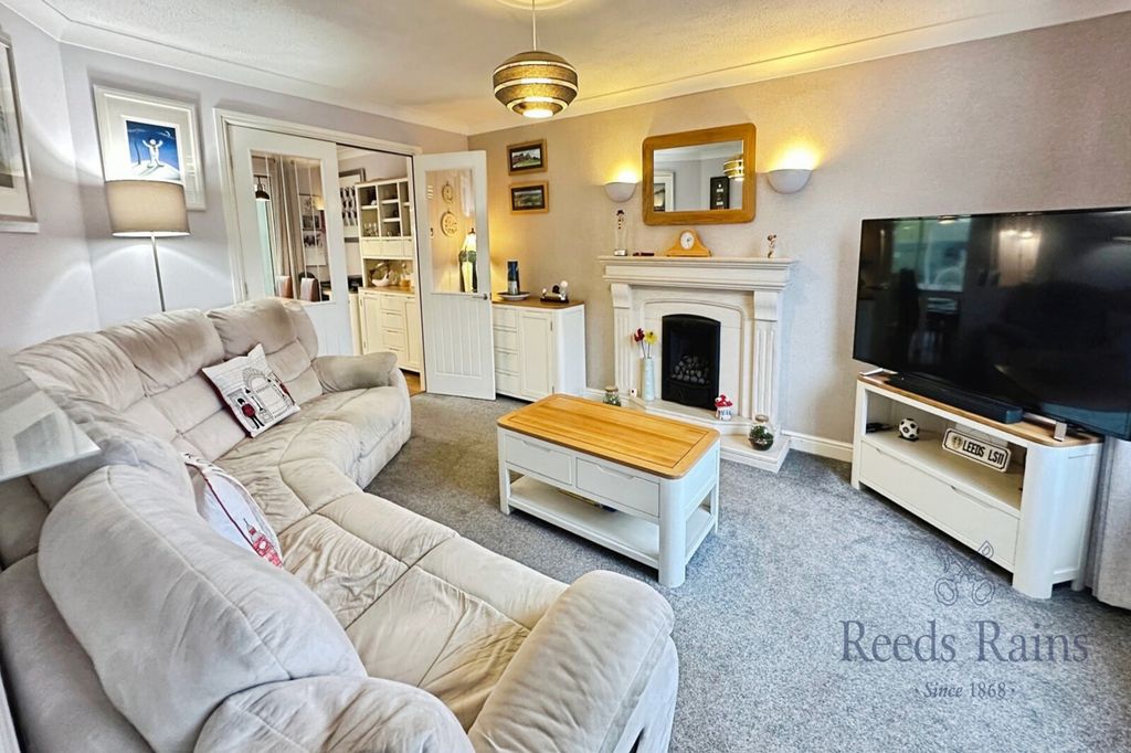 Property photo 3 of 18 Lounge