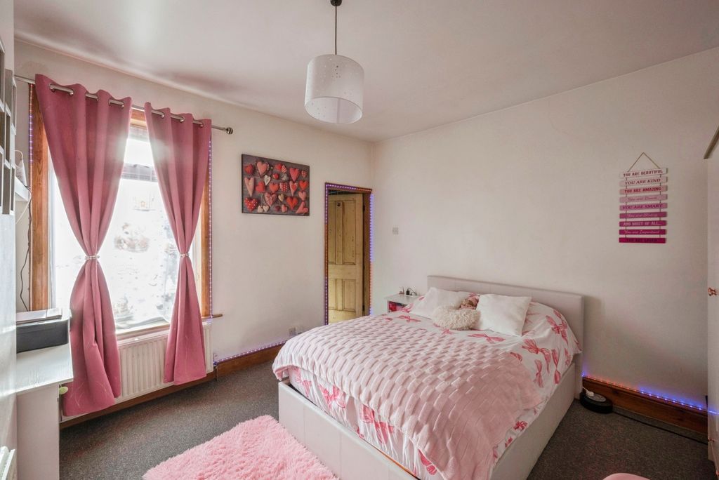 Property photo 3 of 16 Bedroom