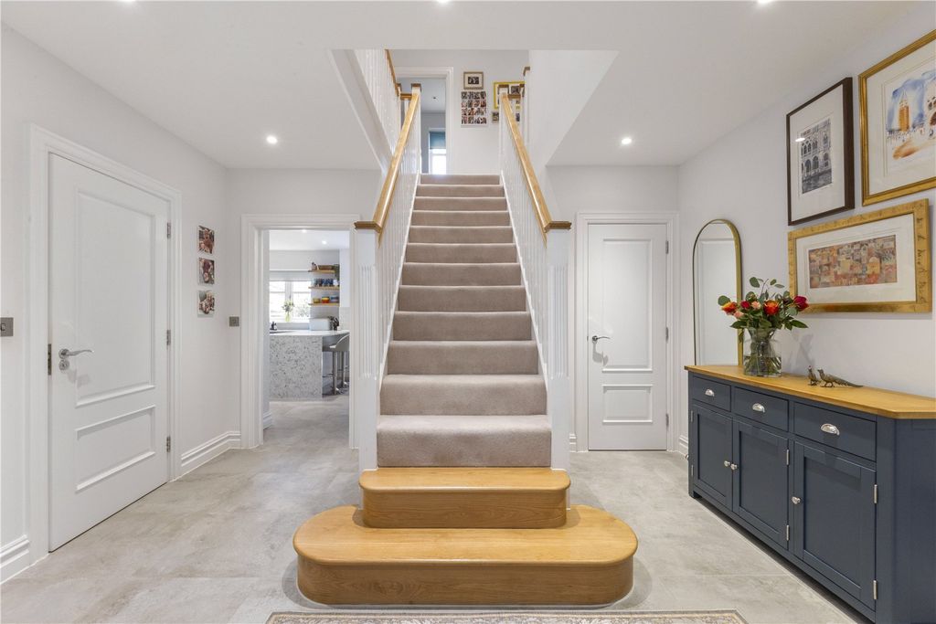 Property photo 3 of 34 Entrance Hall