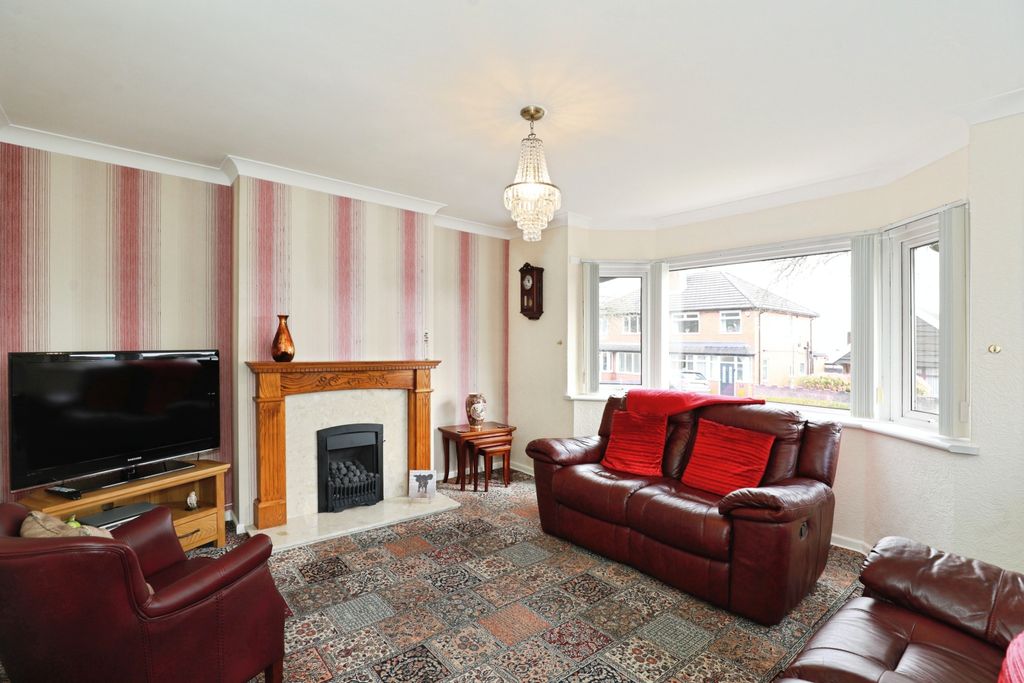 Property photo 3 of 21 Lounge