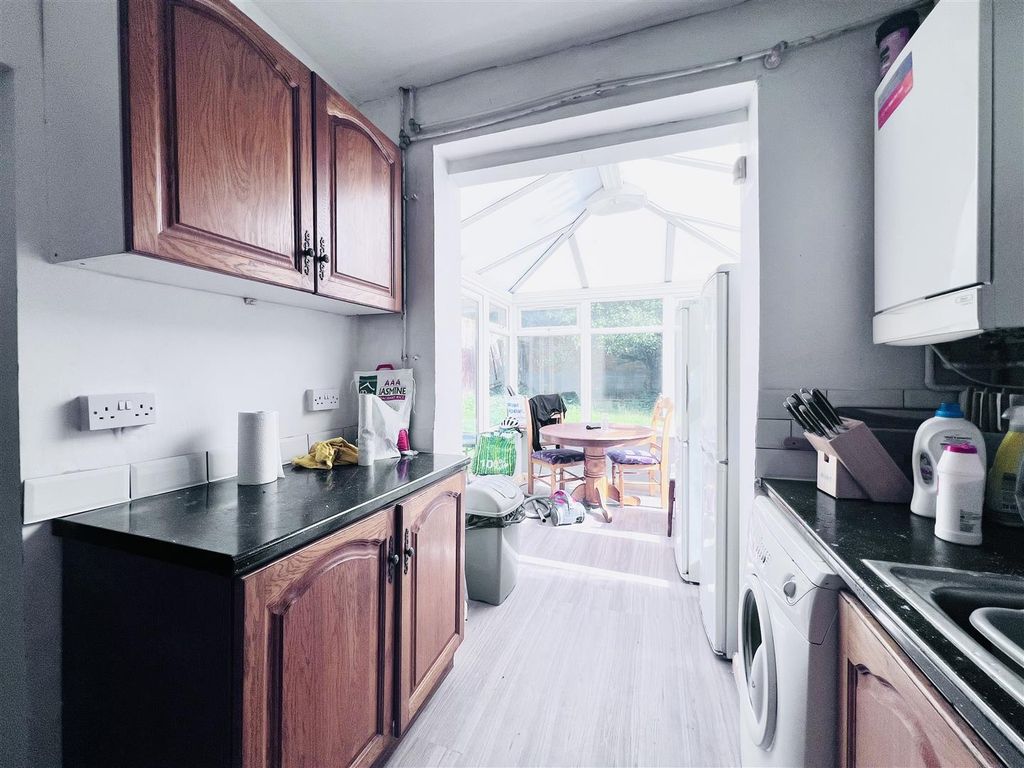 Property photo 3 of 16 Kitchen