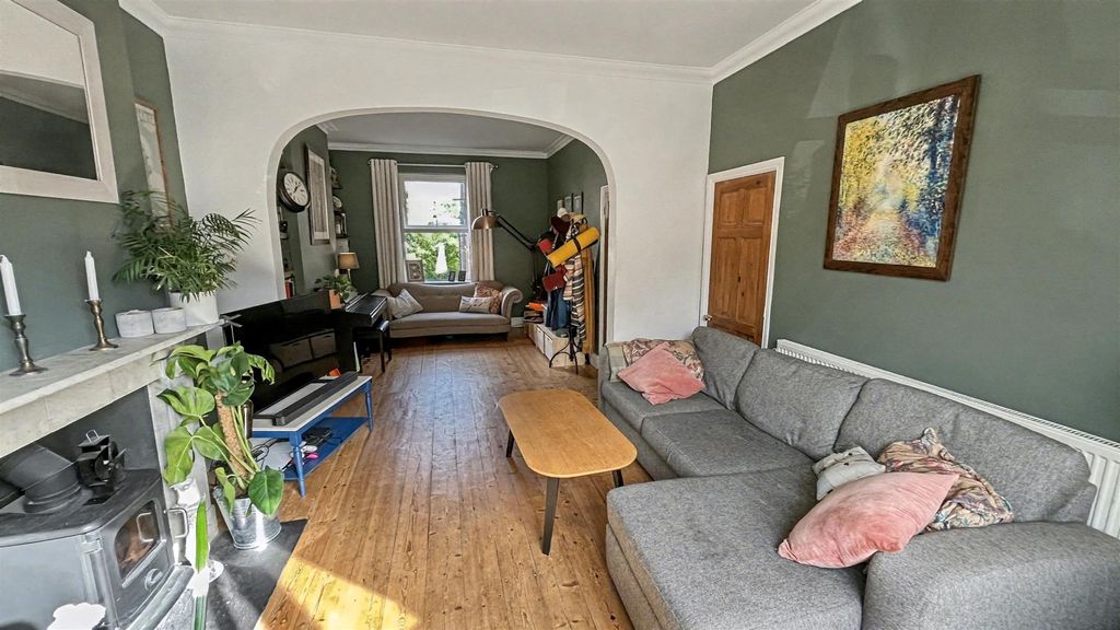 Property photo 3 of 24 Through Lounge