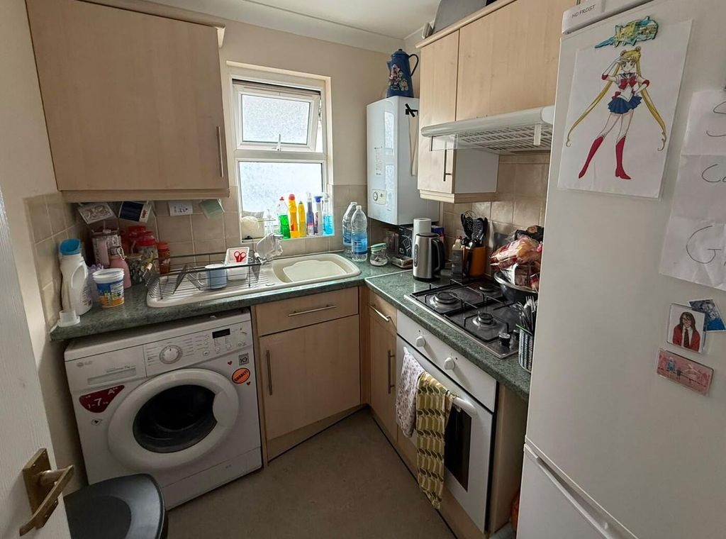 Property photo 2 of 6 Kitchen