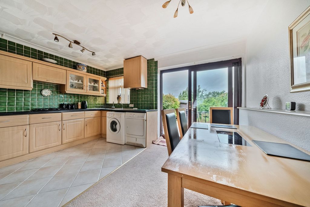 Property photo 2 of 11 Kitchen