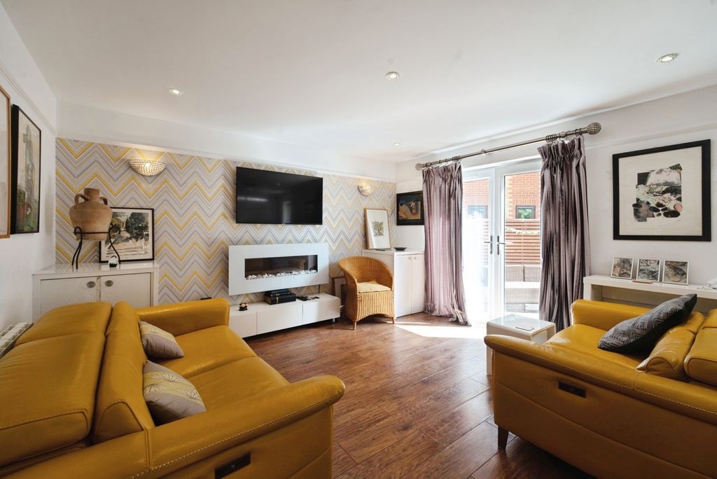 Property photo 2 of 14 Open Plan Lounge
