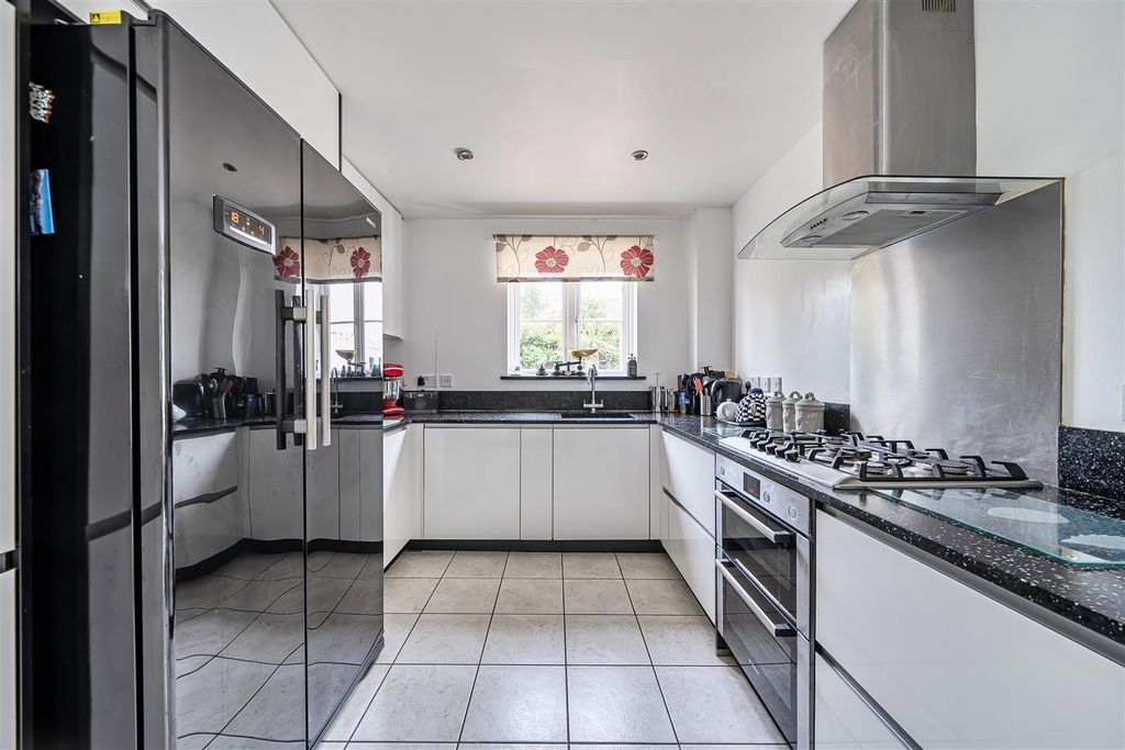 Property photo 3 of 16 Kitchen / Breakfast Room