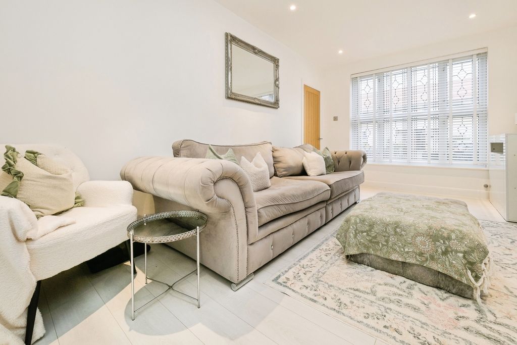 Property photo 2 of 20 Pbox-Img.Jpg