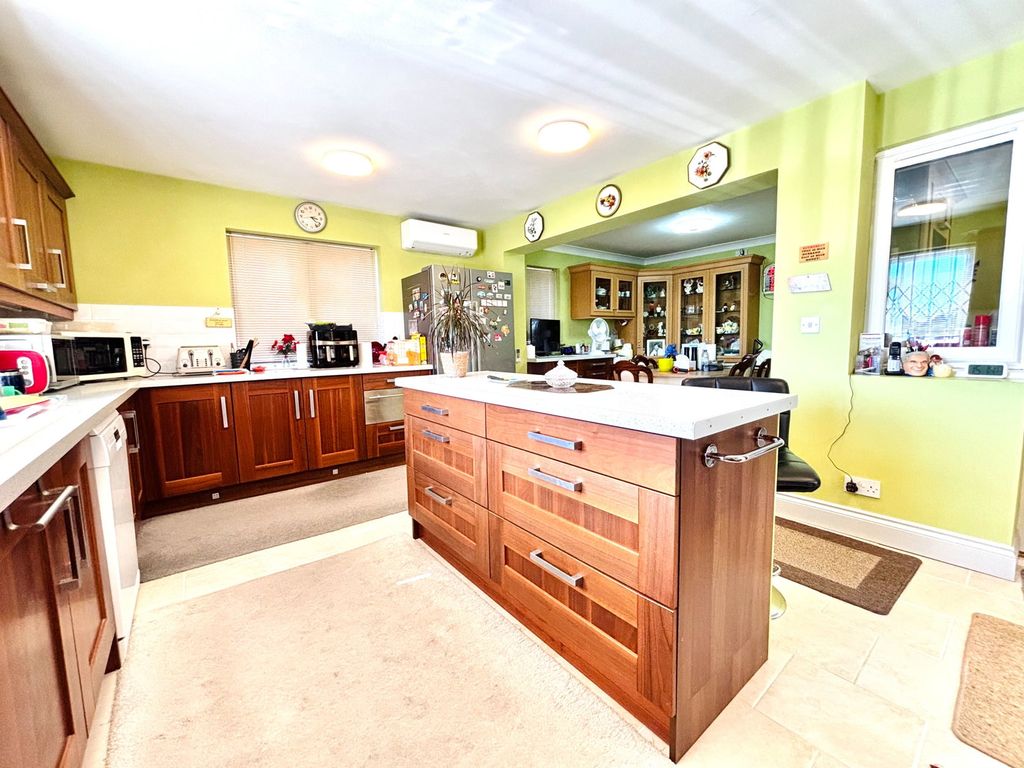 Property photo 2 of 32