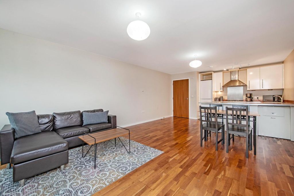 Property photo 1 of 15 30620_Hunters_Flat_3___10_Quaker_Street_17_Lo.Jpg