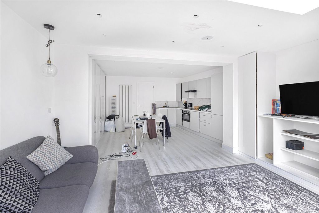 Property photo 3 of 11 Kitchen/Reception