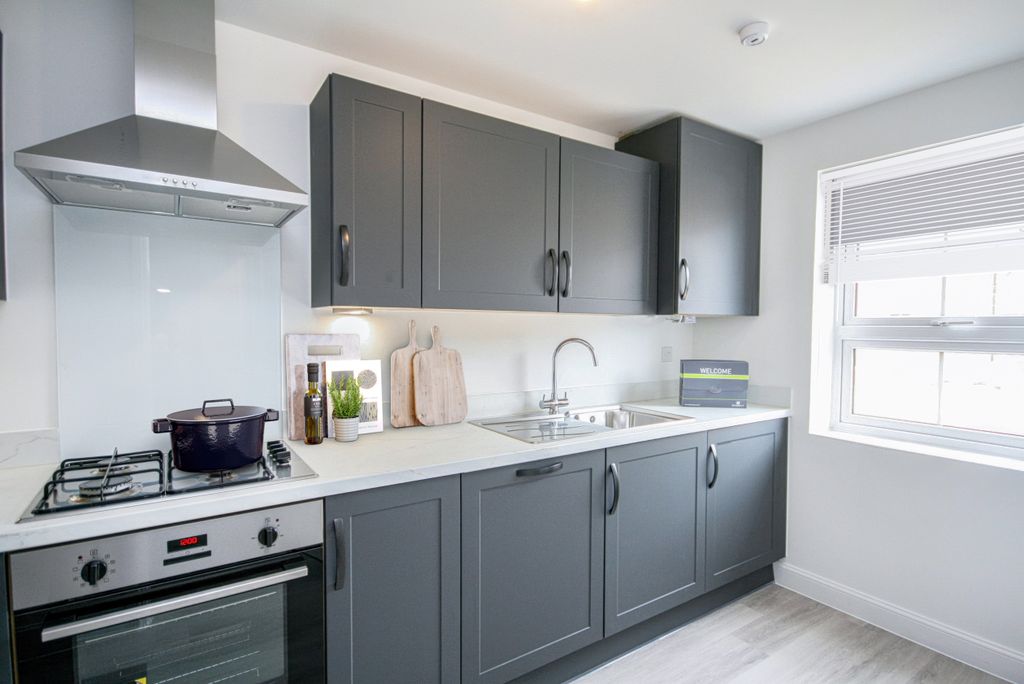 Property photo 3 of 8 Kitchen In A 3 Bed Norbury