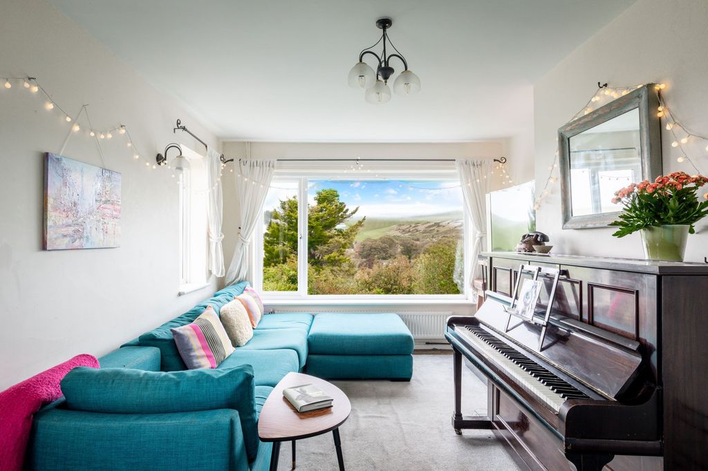 Property photo 2 of 25