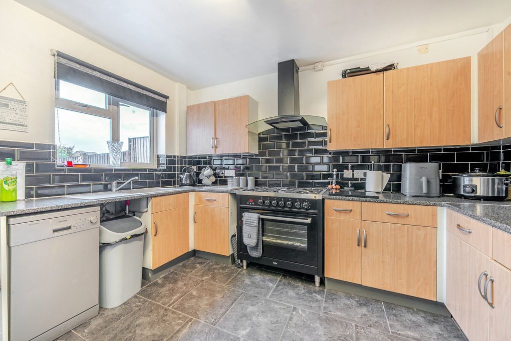 Property photo 3 of 10 Kitchen