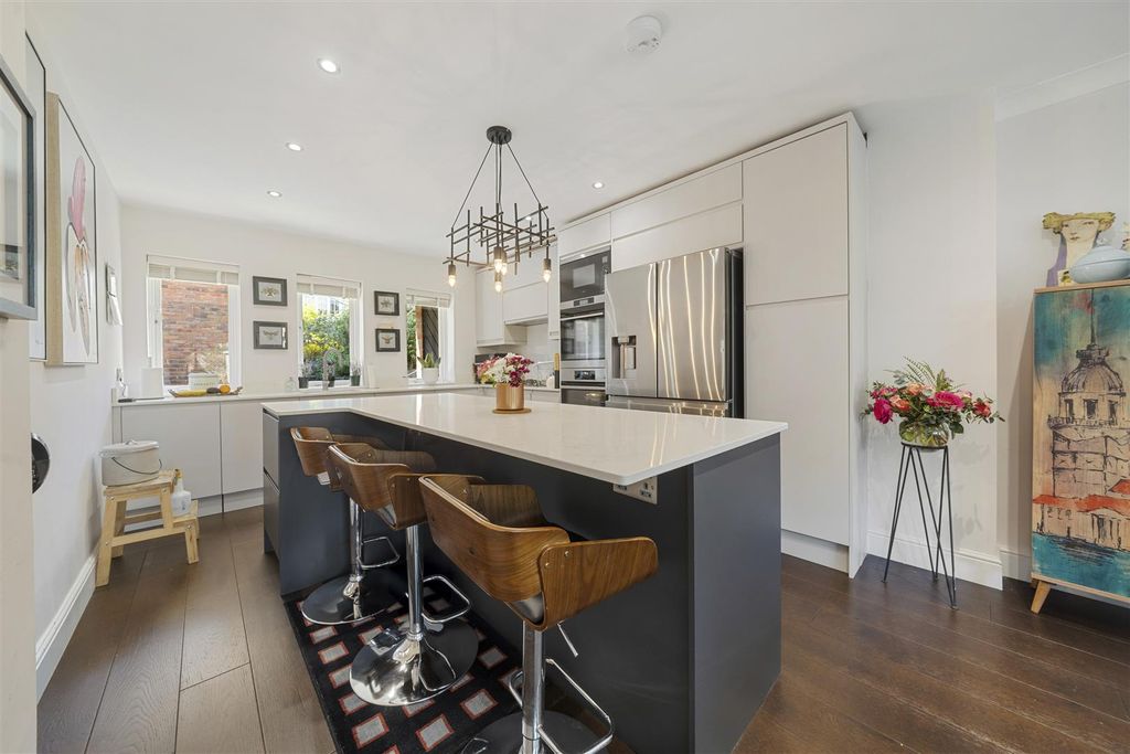 Property photo 2 of 11 Spencer Walk-No Watermark-2.Jpg