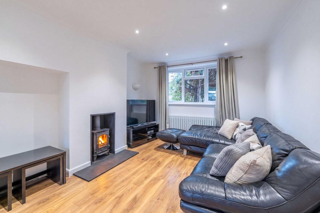 Property photo 3 of 21 132 Southville Crescent Feltham Tw14 8Aw-4.Jpg