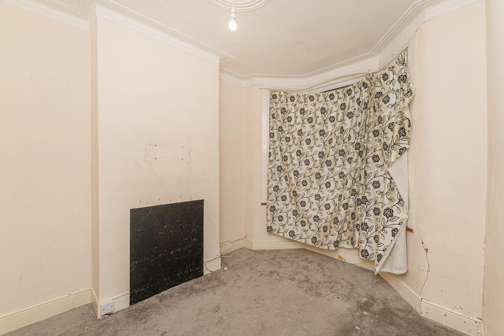 Property photo 2 of 21 Living Room