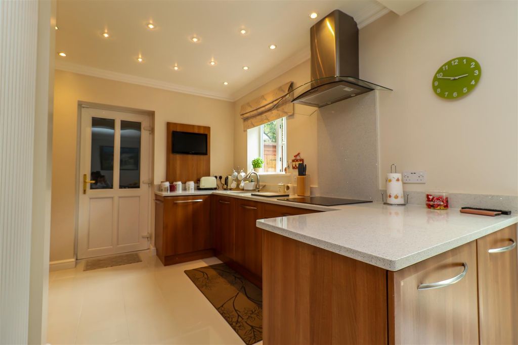 Property photo 3 of 12 Kitchen/Diner