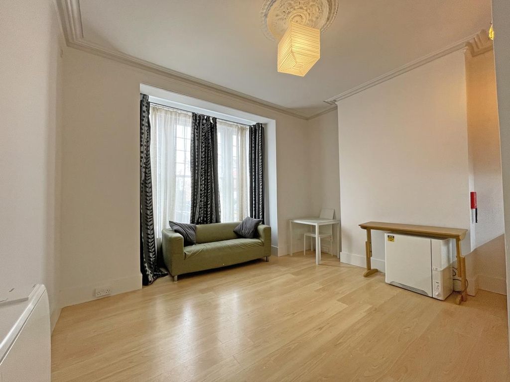 Property photo 3 of 26 Bedford Park 5, Flat 1 - Living Room Front Shot 2.
