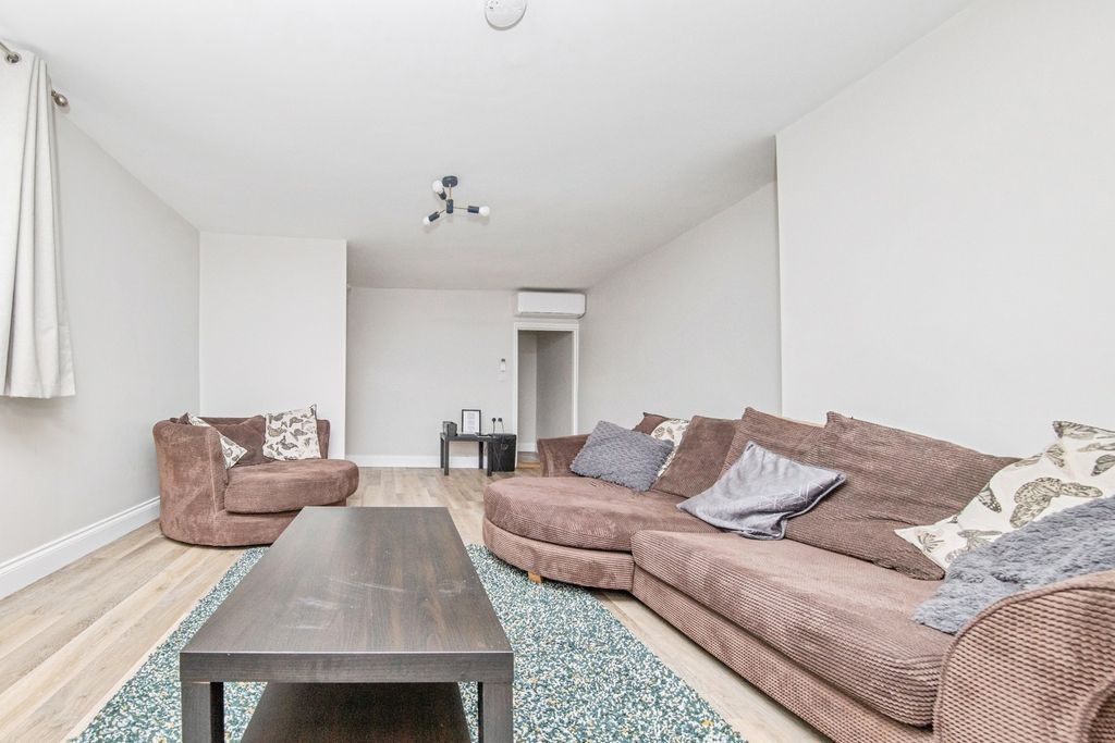 Property photo 3 of 17 Pbox-Img.Jpg