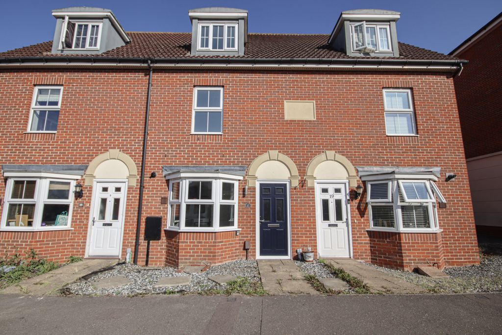Property photo 1 of 17 Stunning 3 Bedroom Family Home