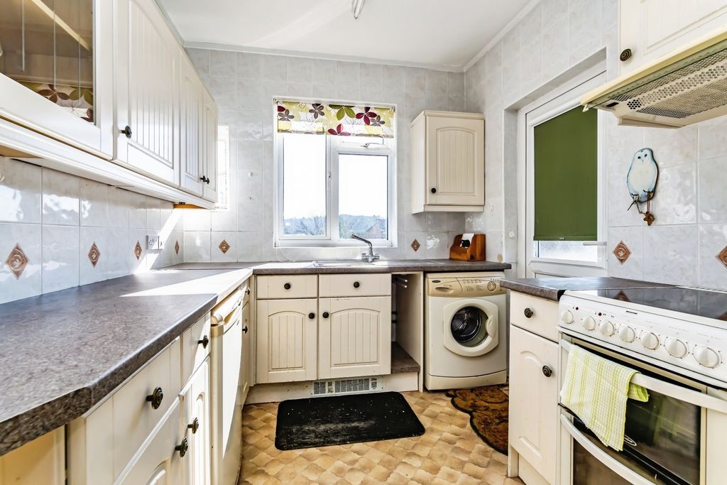 Property photo 3 of 9 Kitchen