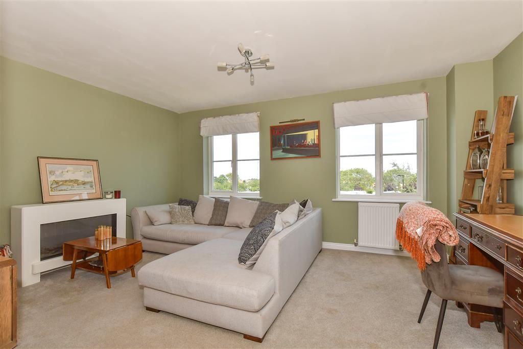 Property photo 1 of 17 Lounge