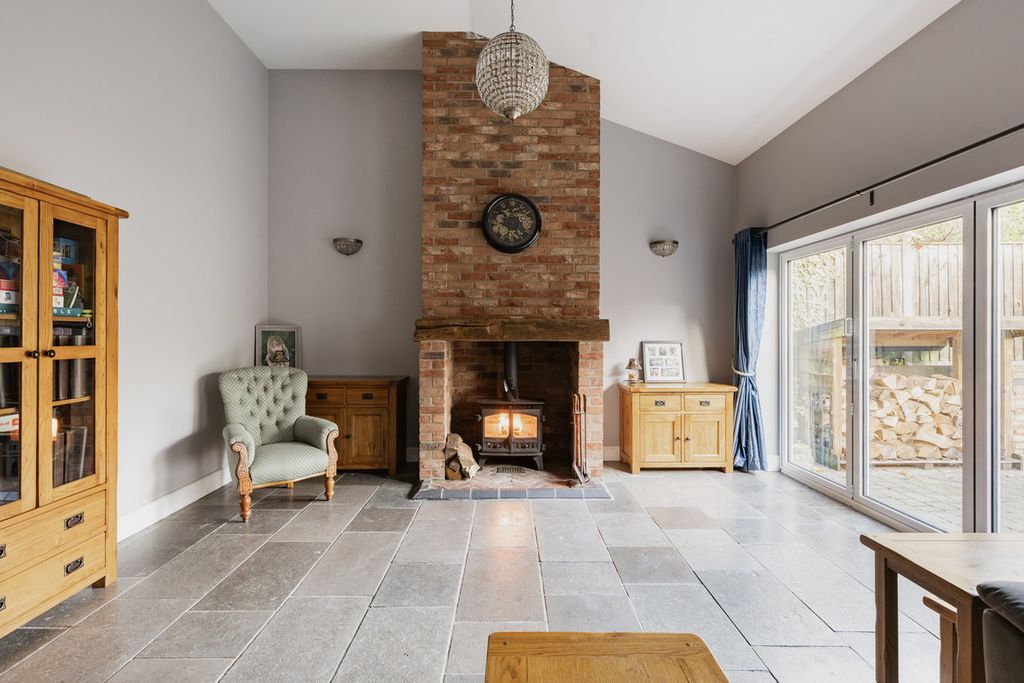 Property photo 2 of 28