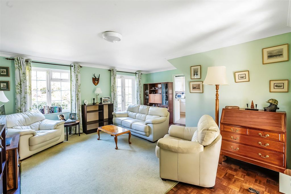 Property photo 2 of 18 16-Warwick-Gardens-11.Jpg