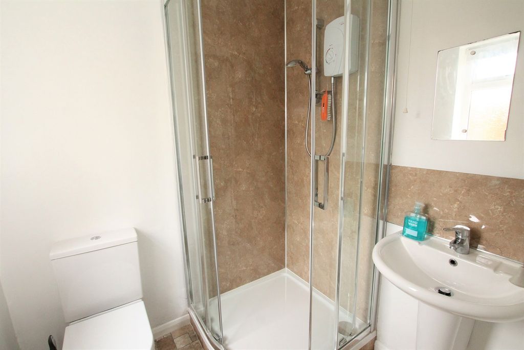 Property photo 2 of 9 Shower+Room