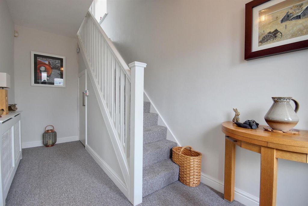 Property photo 2 of 20 Entrance Hall