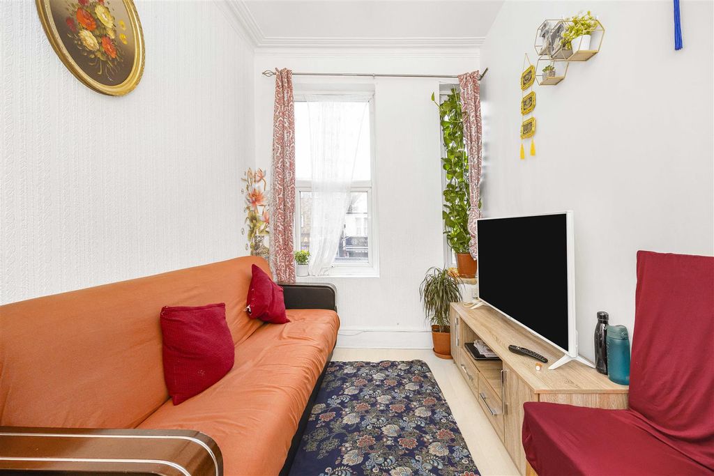 Property photo 2 of 12 Flat 2   837A Romford Road -011.Jpg