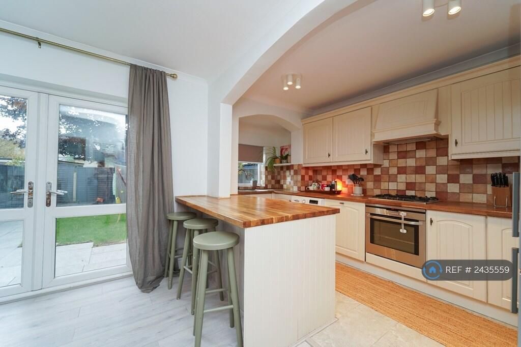 Property photo 2 of 11 Kitchen