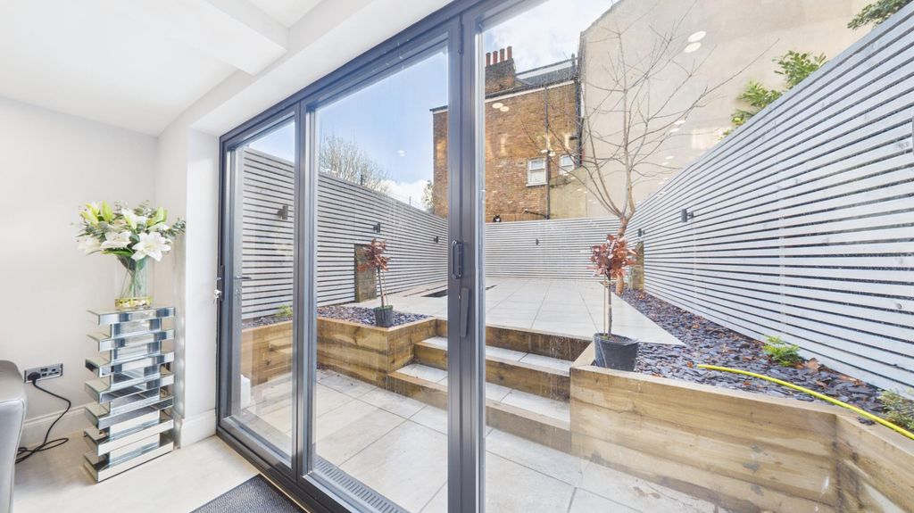 Property photo 2 of 72 Doors To Garden