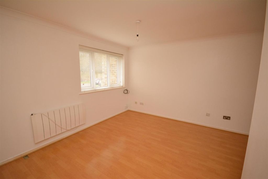 Property photo 2 of 9 Lounge (Archive)