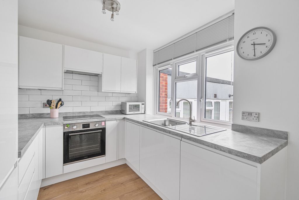 Property photo 3 of 13 1332100-14-688ce3...