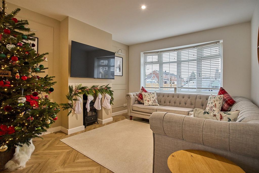 Property photo 3 of 30 Lounge