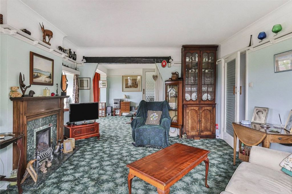 Property photo 3 of 29 Lounge