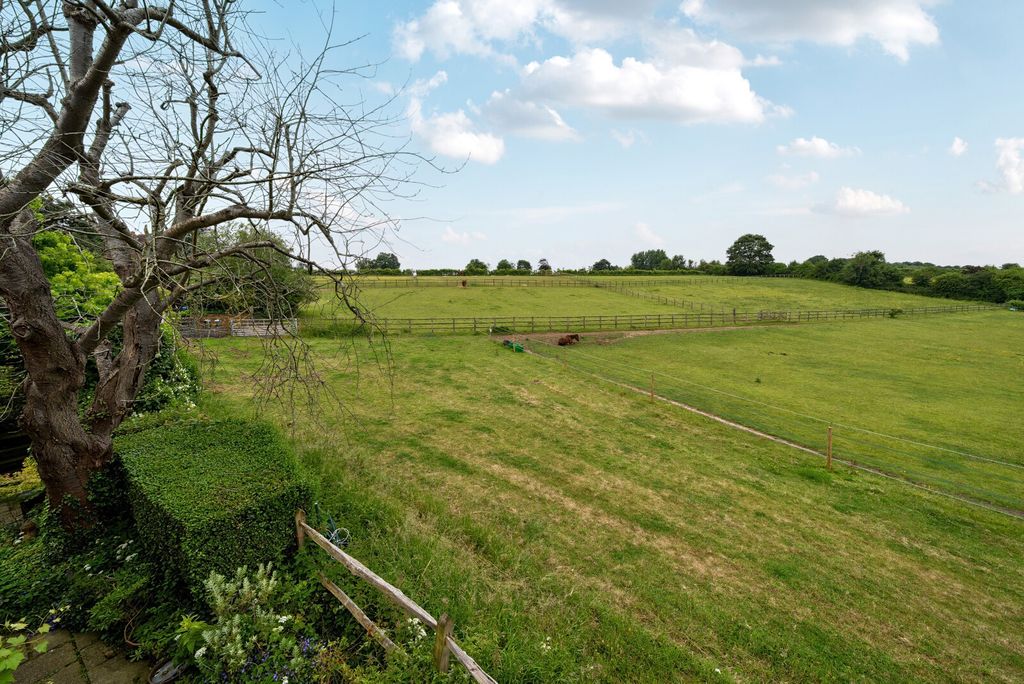 Property photo 2 of 14 1300454-4-6846964...