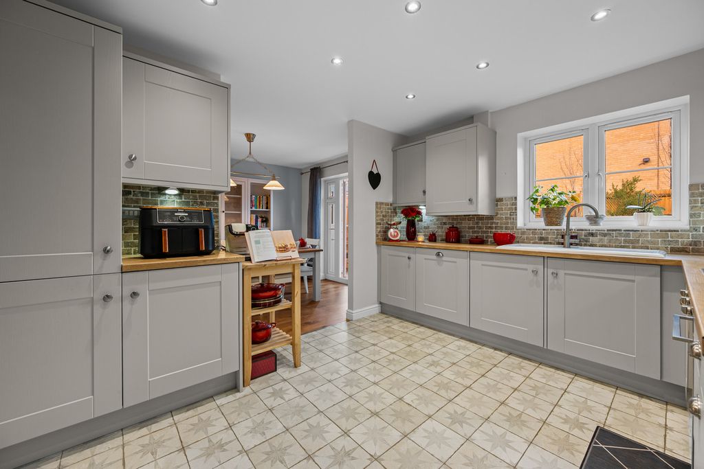 Property photo 3 of 32