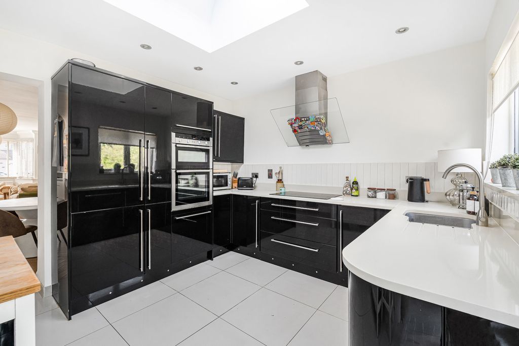Property photo 3 of 19 Kitchen