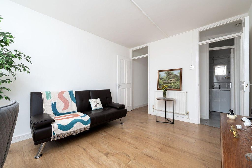 Property photo 1 of 18 Living Room