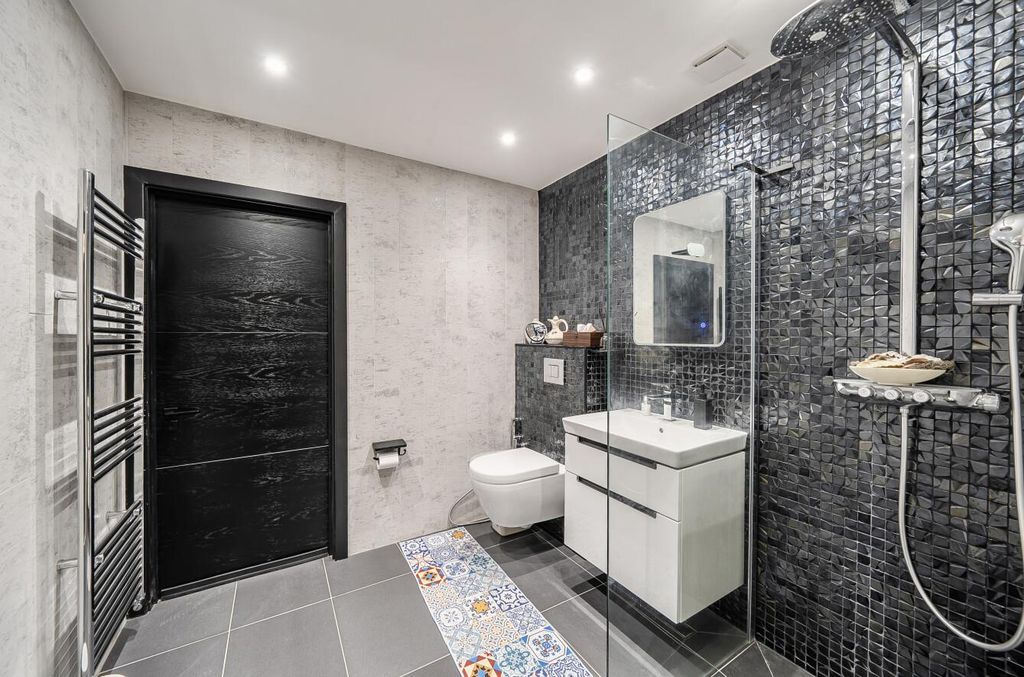 Additional image 17 of 5 bed property for saleCavendish Drive, Edgware HA8