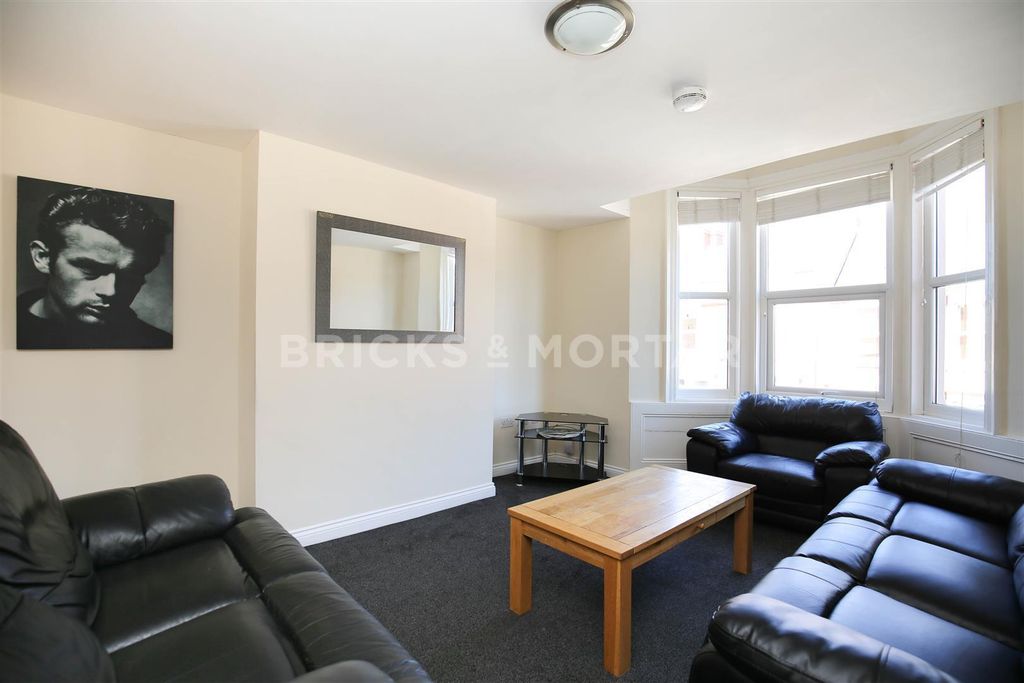 Property photo 2 of 12 3Mhpdaapiq5Phye-Lwloqo82Kbs.Jpg