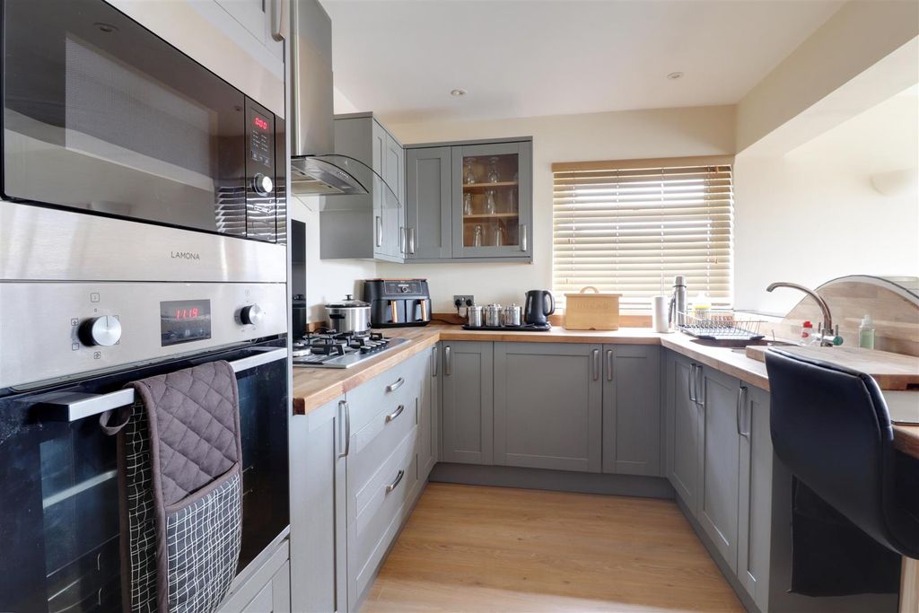 Property photo 2 of 25