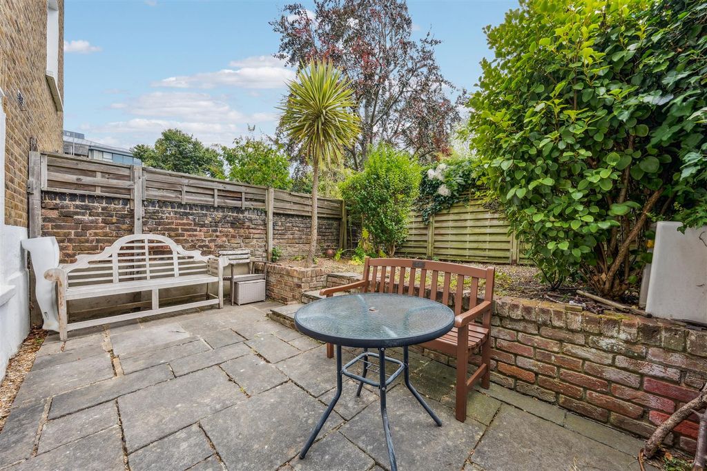Property photo 2 of 12 Chiswick High Road, W4