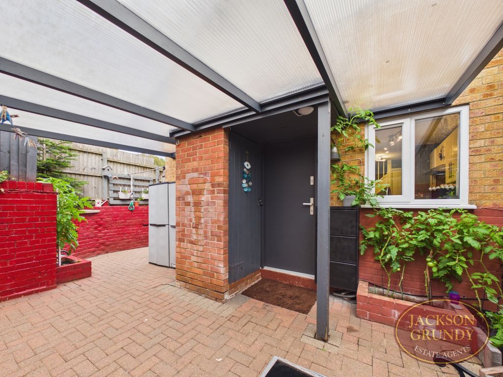 Property photo 2 of 16 Winnington Close