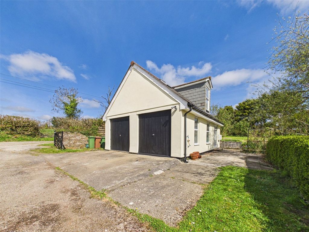 Property photo 2 of 27 Garage