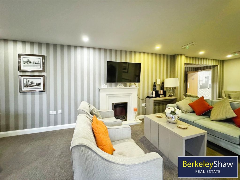 Property photo 3 of 10 Communal Living Area