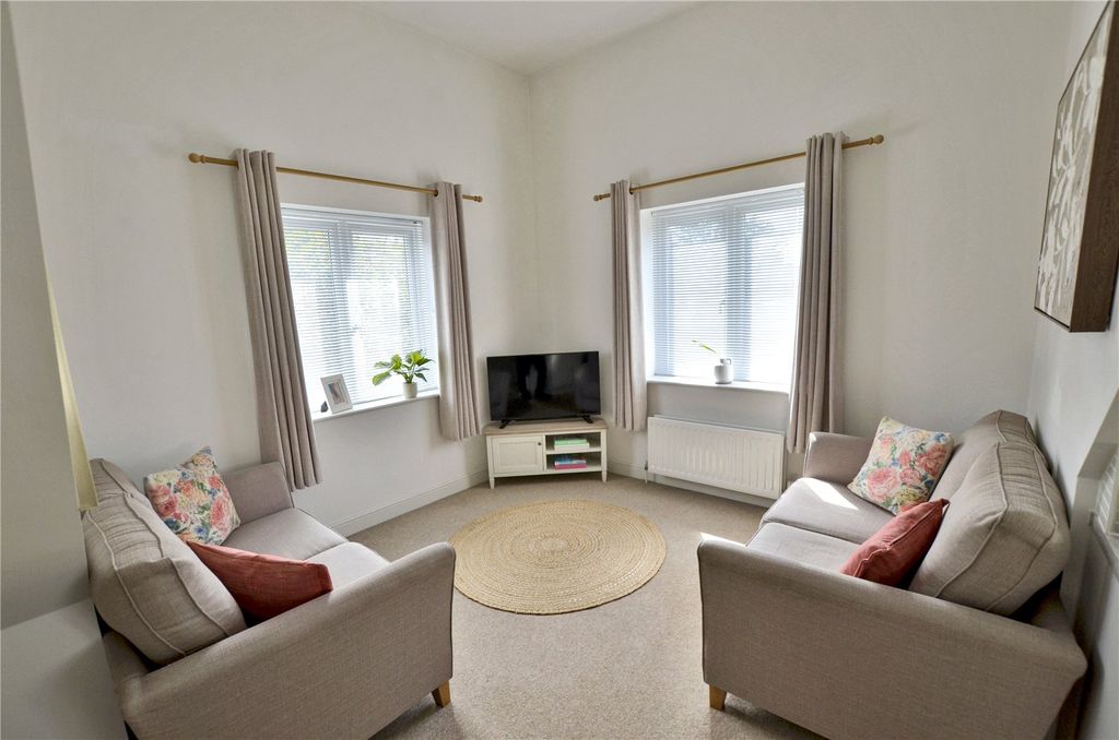 Property photo 2 of 15 Lounge
